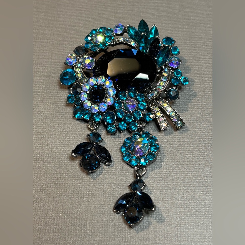 🦋Elegant Blue Crystal Brooch🦋